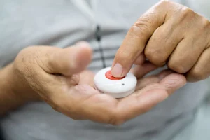The Advantages of Emergency Call Buttons for Seniors Seeking Independence